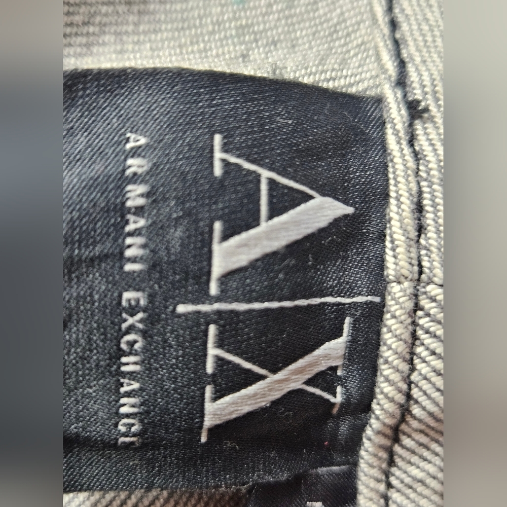 Pantalones grises pegados con cierres en las puntas